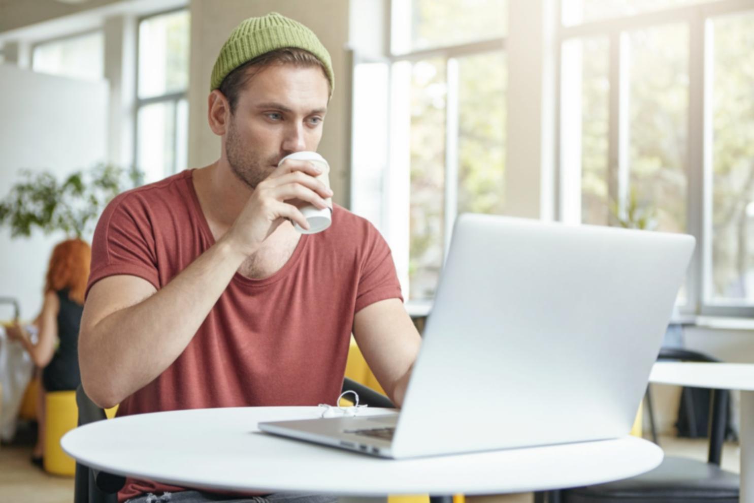 Estudiante trabajando en análisis financiero con herramientas digitales