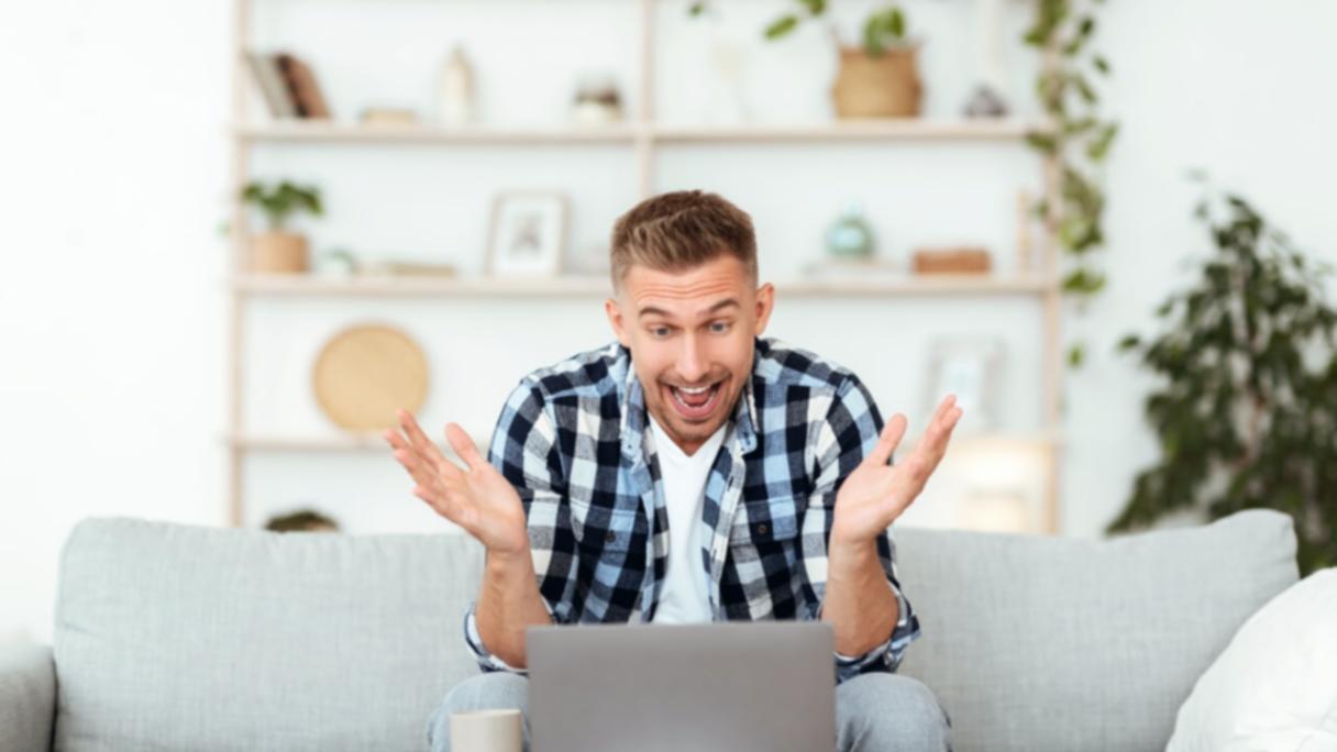 Estudiante revisando modelos de previsión