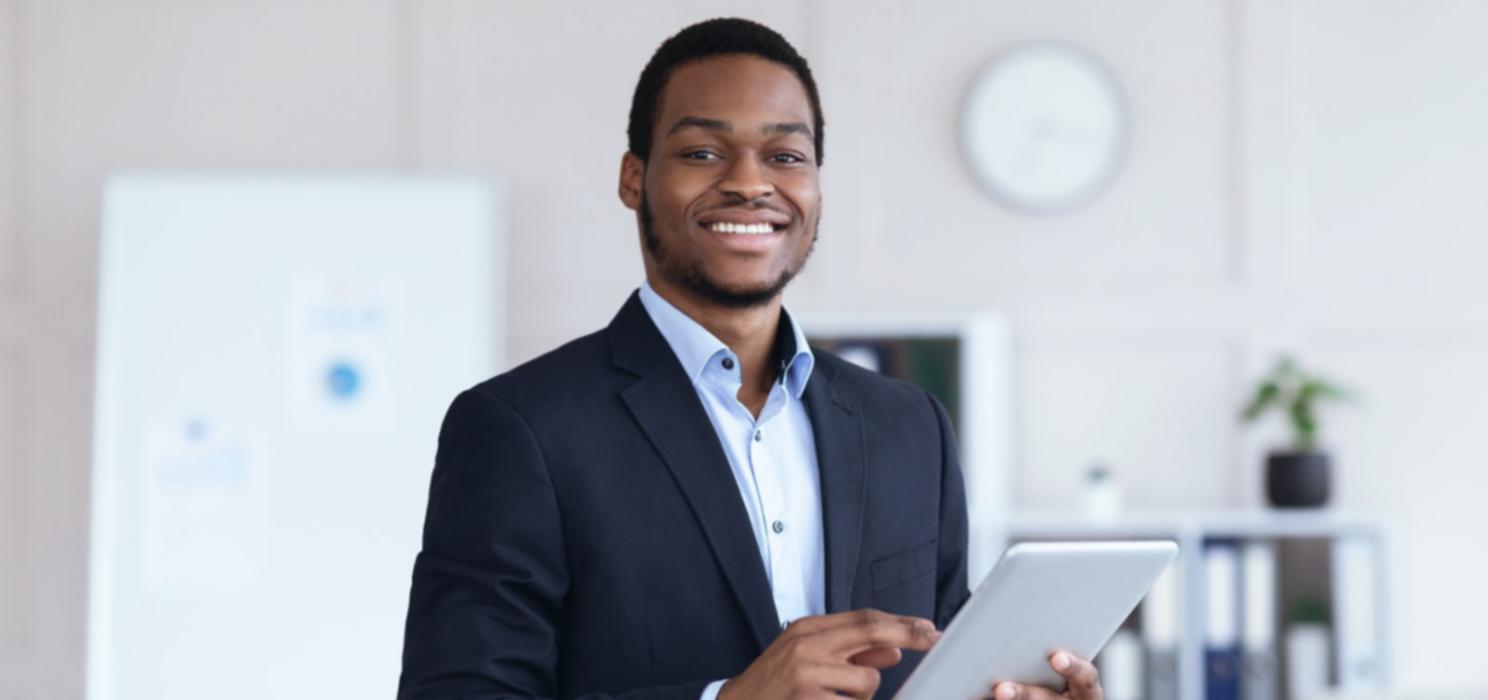 Estudiantes trabajando en análisis de previsión financiera
